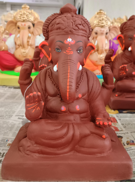 आशीर्वाद रूपातील हस्तनिर्मित शाडू मातीची गणेशमूर्ती