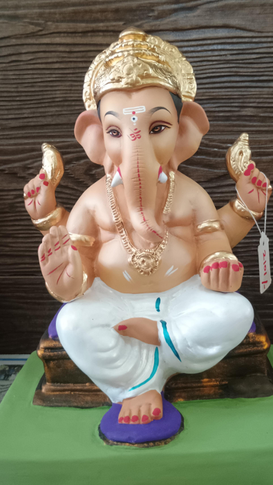 परंपरा जपणारी हस्तनिर्मित शाडू मातीची गणेशमूर्ती
