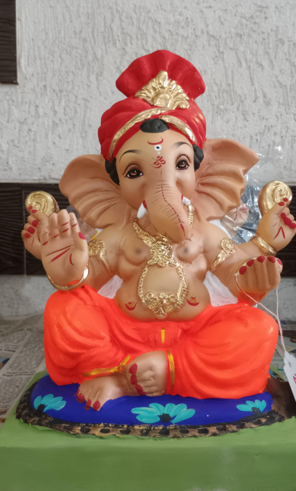 घरगुती आकाराची हस्तनिर्मित शाडू मातीची गणेशमूर्ती